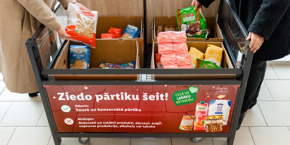 В рамках акции клиентам Lidl предлагается пожертвовать продукты с длительным сроком хранения, такие как макароны, мука, сахар, рис, консервы и сладости, и поместить их в специальные ящики для пожертвований, расположенные за кассами в магазинах Lidl.