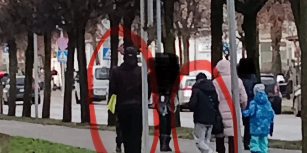 Jelgavā kādā iekšpagalmā nezināmas maskotas personas kādam zēnam jakas kabatā ielikušas aizdedzinātu petardi. 