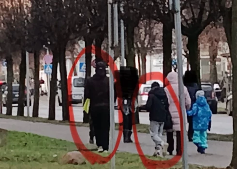 Jelgavā kādā iekšpagalmā nezināmas maskotas personas kādam zēnam jakas kabatā ielikušas aizdedzinātu petardi. 