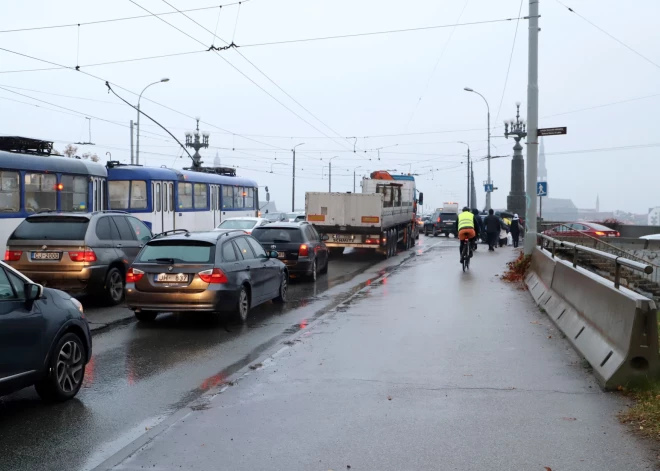 Saeimas opozīcija vēlas grozīt OCTA likuma normu par polises obligātumu visiem transportlīdzekļiem, ja nav pārtraukta to reģistrācija