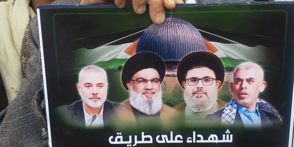 Izraēlas ienaidnieku atbalsta demonstrācijā Jemenā tur plakātu ar Izraēlas nogalinātajiem "Hamas" un "Hizbollah" vadoņiem (no kreisās likvidētais "Hamas" vadītājs Ismails Hanija, likvidētais "Hizbollah" ilggadējais līderis Hasans Nasralla, likvidētais Nasrallas pēctecis Hašems Safiedīns, likvidētais Hanijas pēctecis Jahja Sinvars)