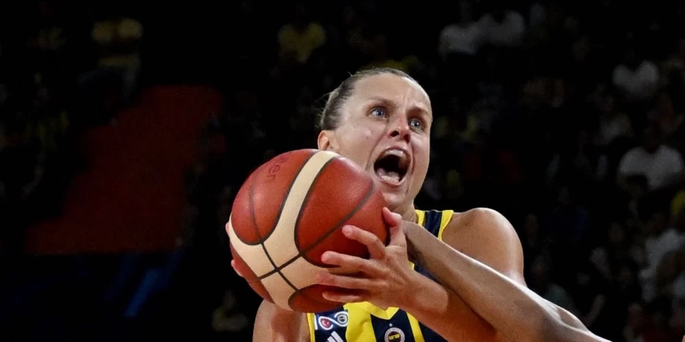 Villeneuve d'Ascq's US guard #03 Kamiah Smalls (R) tries to block Fenerbahce's Latvian forward #33 Kitija Laksa (L) during the women's FIBA Euroleague final basketball match between Fenerbahce and Villeneuve-d'Ascq at the Servet Tazegul Spor Salonu arena in Mersin on April 14, 2024. (Photo by OZAN KOSE / AFP)