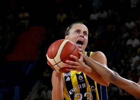 Villeneuve d'Ascq's US guard #03 Kamiah Smalls (R) tries to block Fenerbahce's Latvian forward #33 Kitija Laksa (L) during the women's FIBA Euroleague final basketball match between Fenerbahce and Villeneuve-d'Ascq at the Servet Tazegul Spor Salonu arena in Mersin on April 14, 2024. (Photo by OZAN KOSE / AFP)