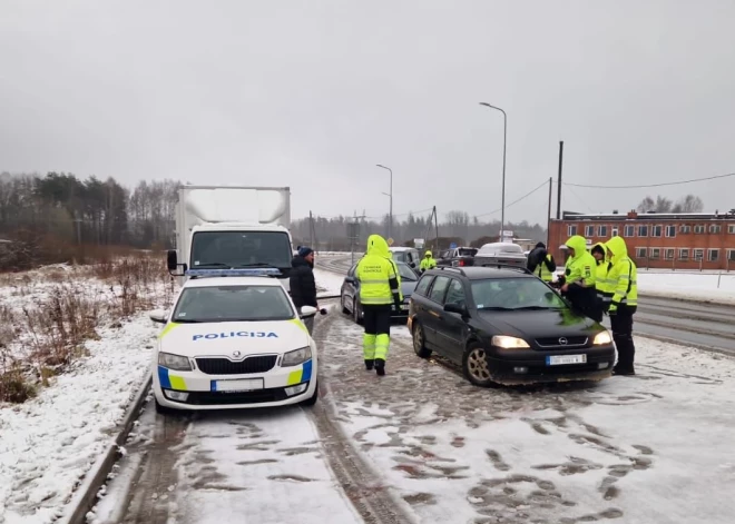 CSDD ceļ trauksmi – 20% autovadītāju pēc pirmajām sniega dienām joprojām ignorē ziemas riepu noteikumus