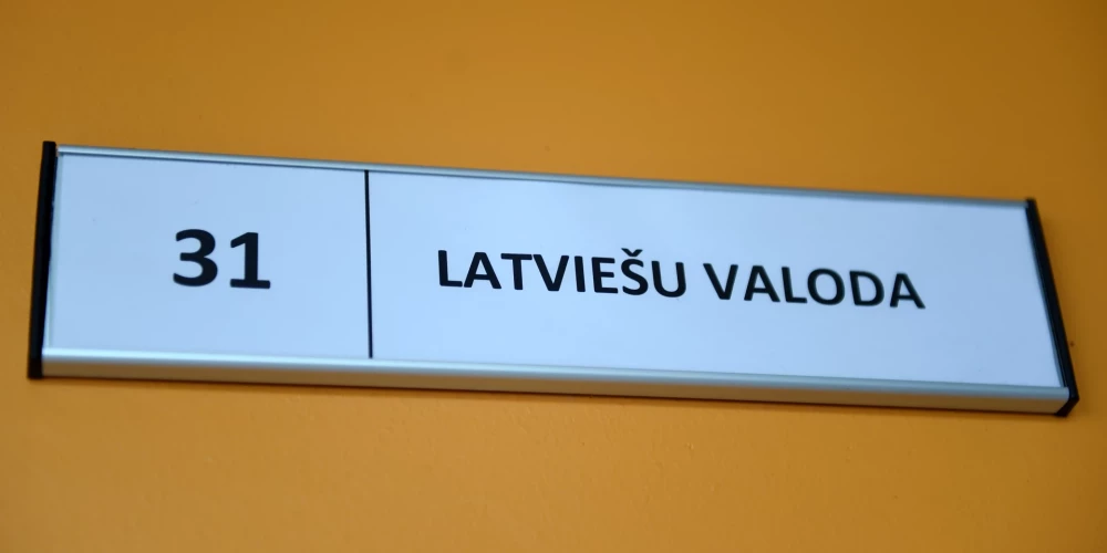 Viena no valsts valodas funkcijām ir būt par visu valsts iedzīvotāju kopējo saziņas valodu visās attiecībās un visos līmeņos publiskā telpā (arī darba attiecībās).