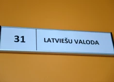 Vai frizierim jārunā latviešu valodā? Kasierei? Afišas var būt svešvalodā? Skaidrojam, kā tam jābūt Latvijā