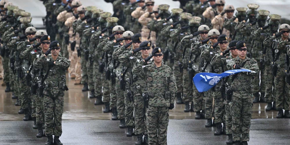 Visiem fiziski spējīgiem Dienvidkorejas vīriešiem ir pienākums dienēt armijā (foto: Scanpix / AFP)