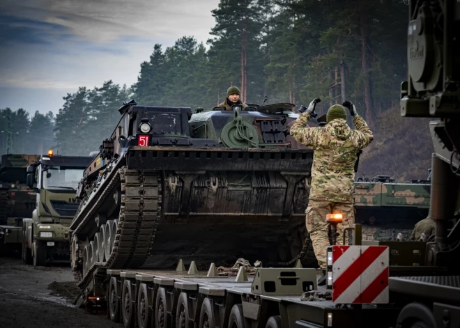 Jaunie "Leopard 2PL" tanki pa dzelzceļu ieradās Garkalnē no Polijas.