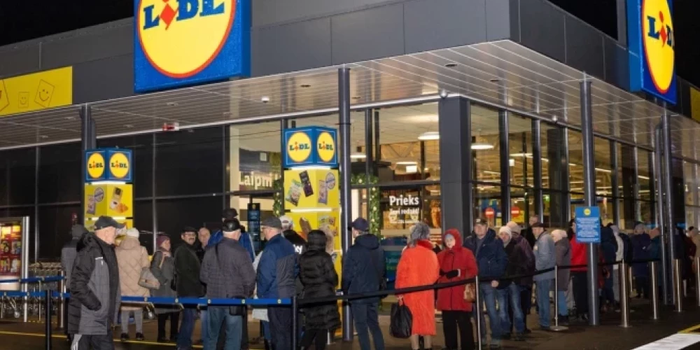 Ļaudis gaida "Lidl" veikala atklāšanu. 