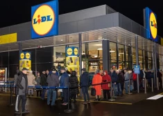 Ļaudis gaida "Lidl" veikala atklāšanu. 