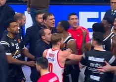 VIDEO: sākas ar trenera pagrūšanu, beidzas ar fana izskriešanu laukumā: asas kaislības pēc “Partizan” un “Olympiacos” Eirolīgas mača