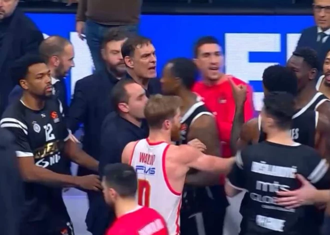 VIDEO: sākas ar trenera pagrūšanu, beidzas ar fana izskriešanu laukumā: asas kaislības pēc “Partizan” un “Olympiacos” Eirolīgas mača