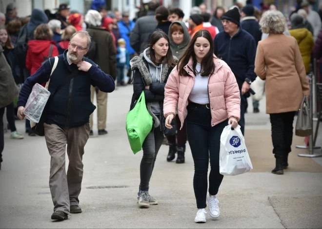 Aizņēmos naudu, jo ļoti kārojās to stilīgo somiņu... Pirkšanas svētki paiet, bet kredīts būs jāmaksā pašiem