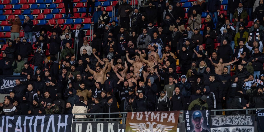 Daļa PAOK fanu, neraugoties uz drēgnajiem laikapstākļiem savu komandu atbalstīja puspliki.