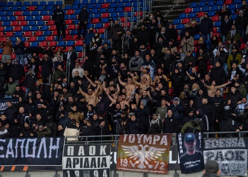 Daļa PAOK fanu, neraugoties uz drēgnajiem laikapstākļiem savu komandu atbalstīja puspliki.