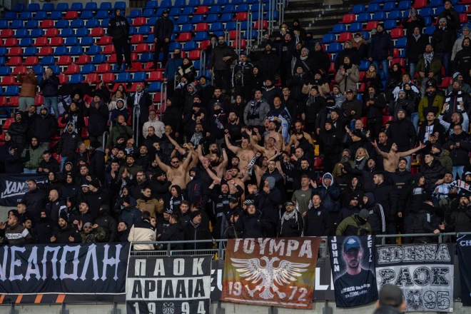 Daļa PAOK fanu, neraugoties uz drēgnajiem laikapstākļiem savu komandu atbalstīja puspliki.