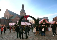 FOTO: Doma laukumā sāk darboties Vecrīgas Ziemassvētku tirdziņš