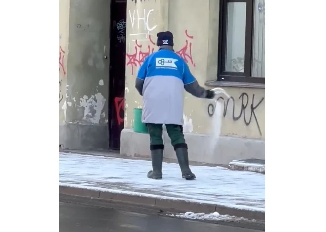 Большого снега еще нет, а соль уже рассыпают: в соцсетях возмущены самоуправством дворника, но так ли он не прав?
