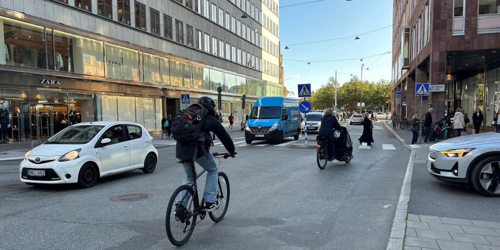 Stokholmas centrā vēl var braukt automašīnas (foto: Scanpix / AP)