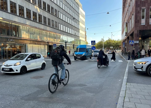 Stokholmas centrā vēl var braukt automašīnas (foto: Scanpix / AP)