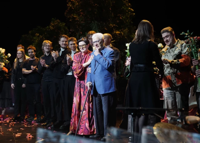 Maestro Raimonda Paula un dzejnieces Māras Zālītes mūzikla "Meža gulbji" pirmizrāde Dailes teātrī (foto: Mārtiņš Ziders)