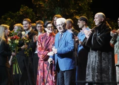 FOTO, VIDEO. Ar ovācijām maestro Raimonda Paula un dzejnieces Māras Zālītes mūzikls "Meža gulbji" piedzīvo pirmizrādi Dailes teātrī