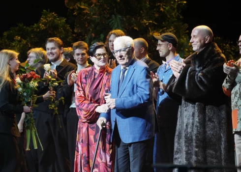 Maestro Raimonda Paula un dzejnieces Māras Zālītes mūzikla "Meža gulbji" pirmizrāde Dailes teātrī (foto: Mārtiņš Ziders)