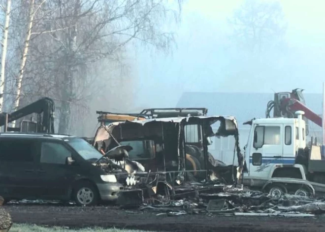 Драматические события в Сигулде: мужчина погиб в огне на заводской территории, его пытался потушить прохожий