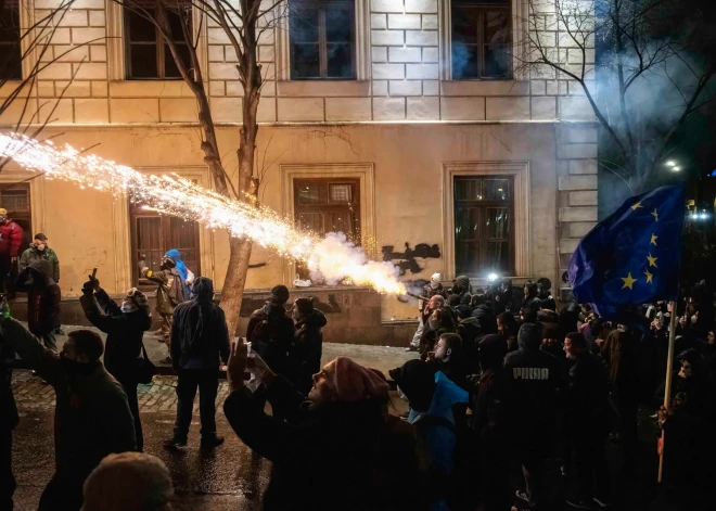 ФОТО, ВИДЕО: в Грузии полиция силой разогнала протестующих, те атаковали силовиков салютами. Задержаны 107 человек