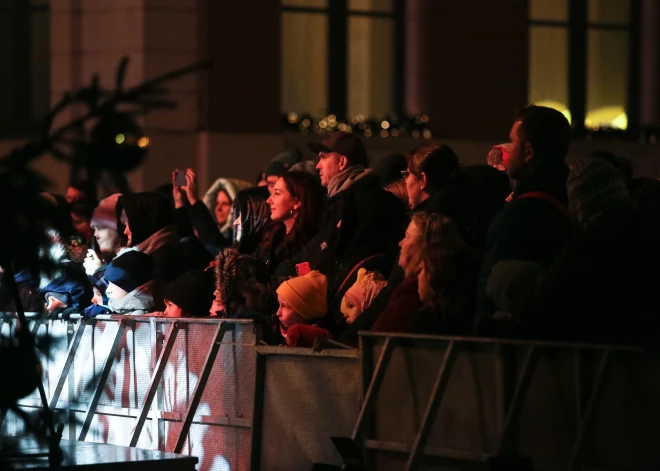 30.novembrī, Doma laukumā oficiāli atklāts Vecrīgas Ziemassvētku tirdziņš un iedegta Ziemassvētku egle.