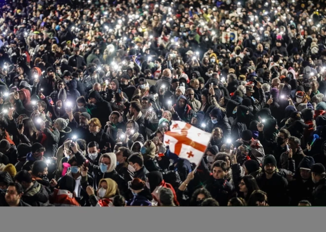 Gruzijā turpinās protesti pret valdības lēmumu apturēt iestāšanās sarunas ar ES