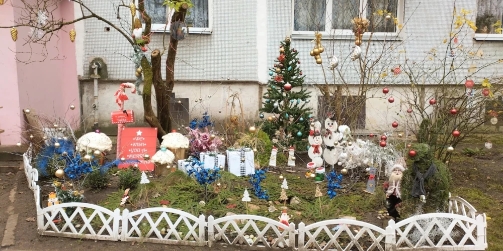 Kāda Imantas nama iedzīvotāji šogad ir krietni pacentušies, rotājot savu pagalmu pirms Ziemassvētkiem.