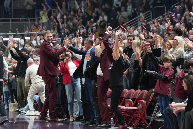 Emocijas par Latvijas uzvaru sit augstu vilni. Latvijas Basketbola savienības (LBS) ģenerālsekretārs Kaspars Cipruss (no kreisās), Reirs ar Šarloti un LBS prezidents Raimonds Vējonis ar kundzi Ivetu.