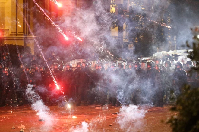 Policija cenšas savaldīt neapmierināto pūli.