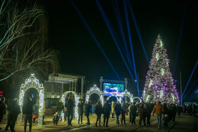 Jelgavā Pirmajā adventē iedegta lielā egle.