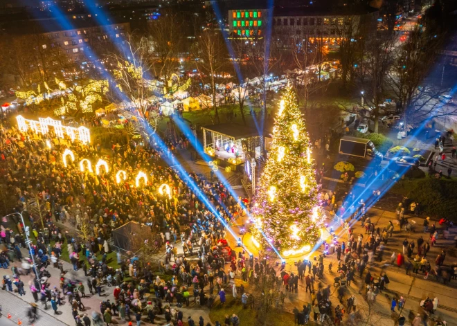 Jelgavā Pirmajā adventē iedegta lielā egle