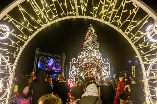 Jelgavā Pirmajā adventē iedegta lielā egle.