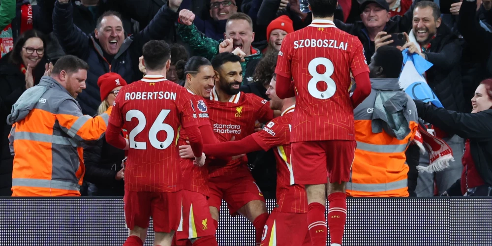 "Liverpool" futbolisti līksmo par vārtu guvumu.