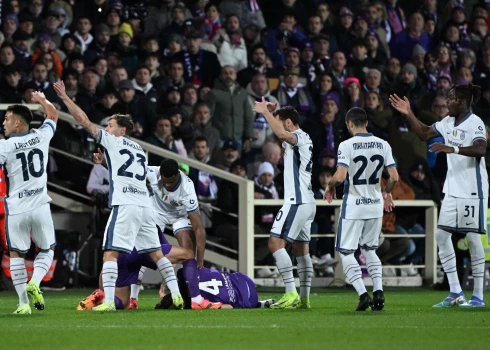 Pēc Florences "Fiorentina" pussarga Edoardo Boves saļimšanas laukumā svētdien tika pārtraukta Itālijas futbola A sērijas 14.kārtas spēle.