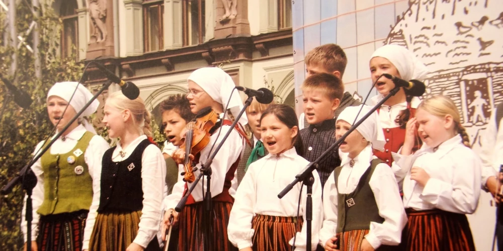 Māsu Katrīnas un Annas Patrīcijas Kareļu dziesmu un deju svētku tradīcijas kopšanas stāsts.