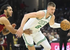 Porziņģa 21 punkts neglābj "Celtics" no zaudējuma pret "Cavaliers"