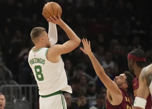 Kristaps Porziņģis uzbrukumā pret "Cavaliers" spēlētāju Džordžu Niengu.