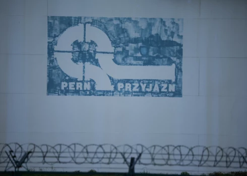 “Družba” pārvaldītāja PERN logotips uz uzņēmuma krātuves pie Plockas
