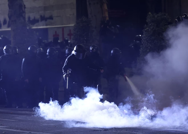 Gruzijā turpinās nemieri par Eiropas Savienības kursa apturēšanu: protestos cietuši desmitiem policistu