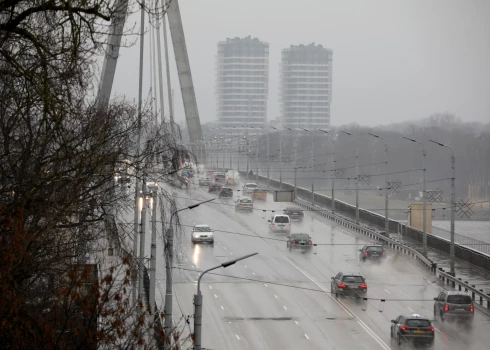 Rīgā otrdien būs pelēks un brīžiem lietains laiks, vējš lēni līdz mēreni pūtīs no dienvidiem, dienvidrietumiem. Gaisa temperatūra paaugstināsies no +2 grādiem nakts sākumā līdz +6 grādiem pēcpusdienā.