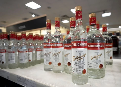 Degvīna "Stolichnaya" pudeles veikalā 2022. gada 25. februārī. Drīz pēc tam to pārdēvēja par "Stoli".