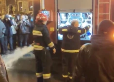 VIDEO: Gruzijas protestos ugunsdzēsēji nostājas demonstrantu pusē un atbrīvo cisternas no ūdens