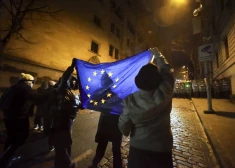 Arī pirmdien Gruzijas ielās izgājuši tūkstošiem proeiropeiski noskaņoti demonstranti