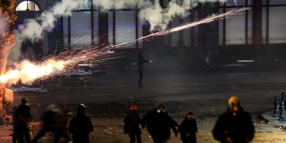 Gruzijas galvaspilsētā Tbilisi policija naktī uz otrdienu atkal pielietojusi asaru gāzi un ūdens lielgabalus. 