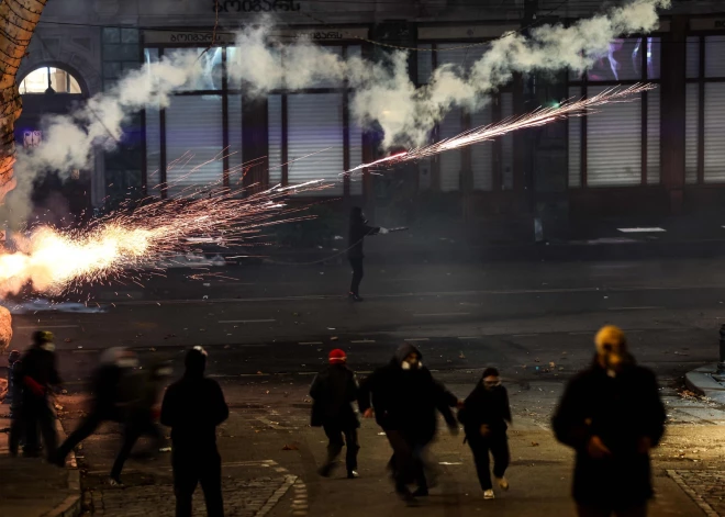 Tbilisi nemieri atkal uzliesmo: policija izmanto spēku pret proeiropeiskiem protestētājiem